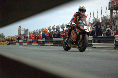 John McGuinness roars to a record-breaking Senior TT victory in 2007